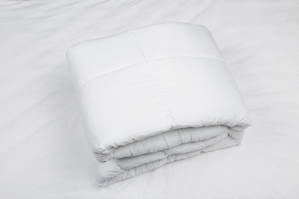White Twin Microfiber Thread Count Down Alternative Duvet Insert - Image 5
